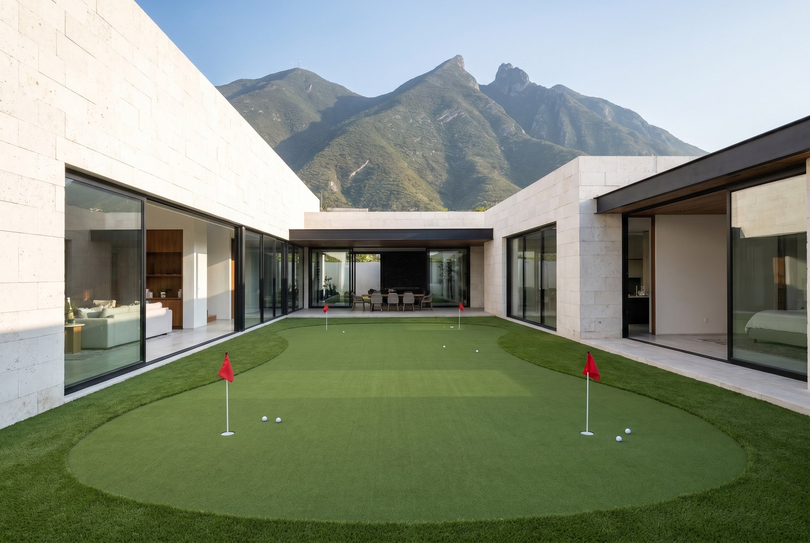 Vista aérea de residencia premium en zona como San Pedro Garza García con amenidad de mini golf en el jardín