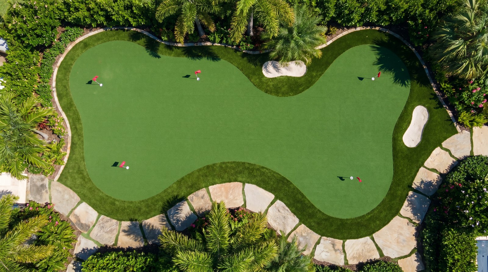 Putting green diurno con vista panorámica en residencia premium mexicana con varios hoyos