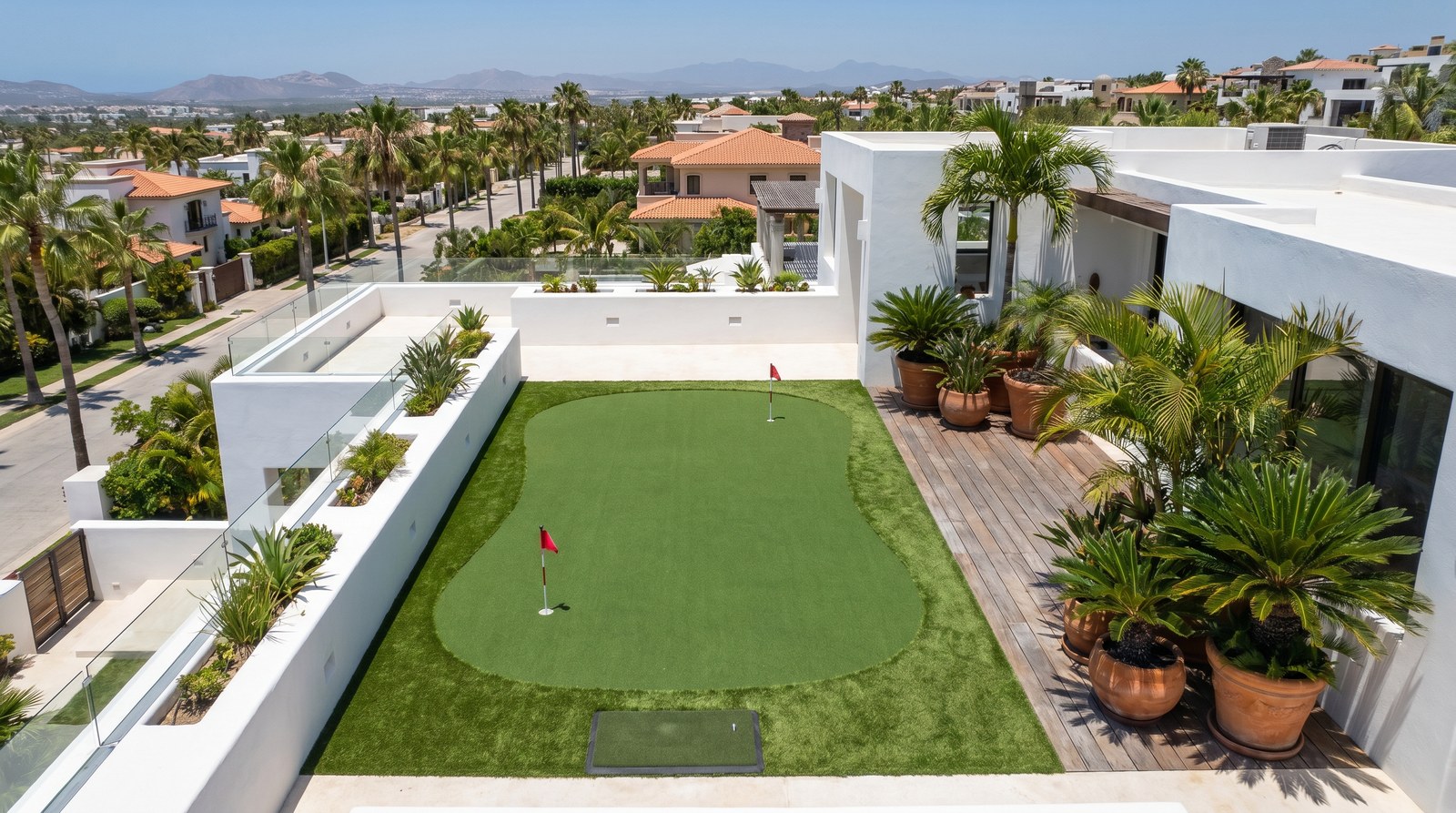 Rooftop premium con putting green integrado a lounge sofá modular fire pit y jardineras