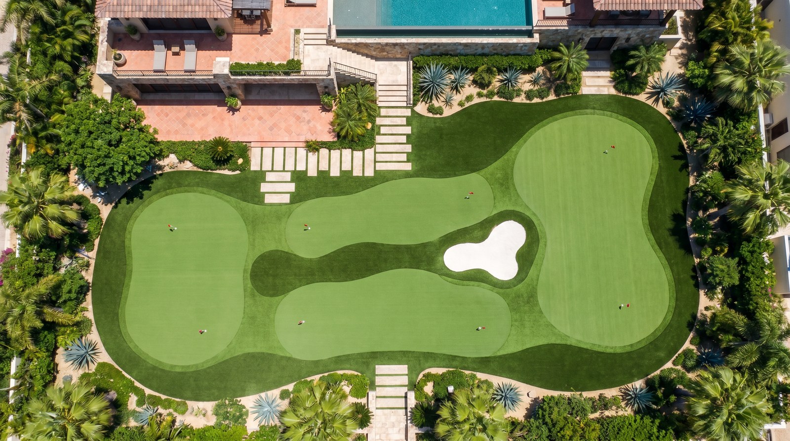 Vista superior de putting green Club 300 m² con 6 hoyos, bunker y chipping area integrada