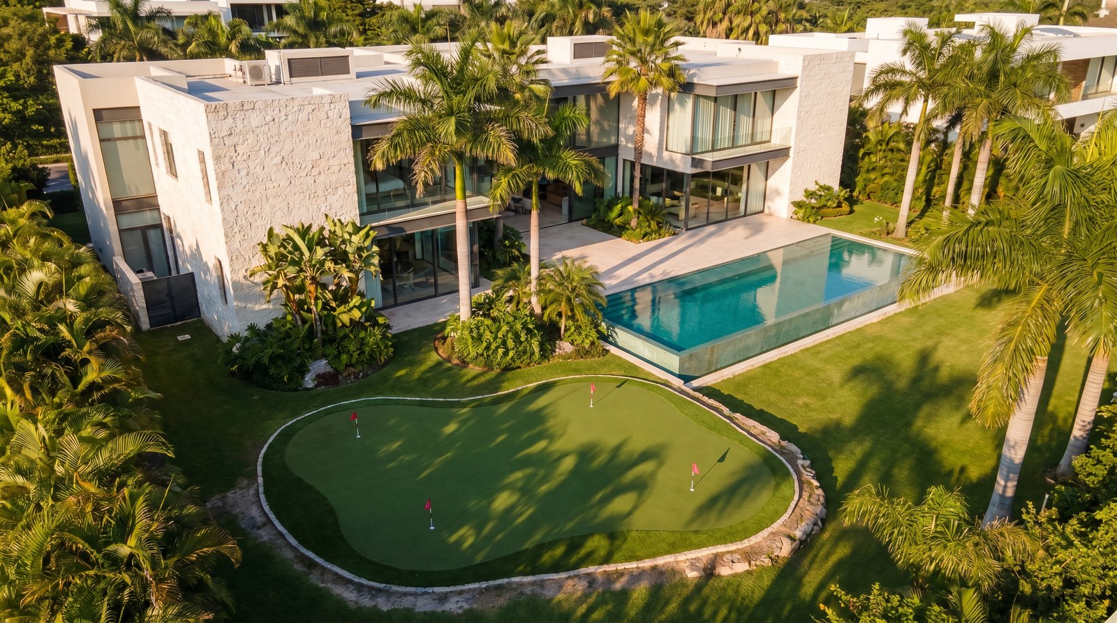Putting green premium instalado en residencia Andares Guadalajara con vista aérea