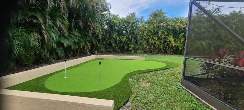 Putting green en jardín tropical con palmeras