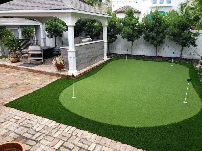 Putting green residencial con casa de campo y arroyo