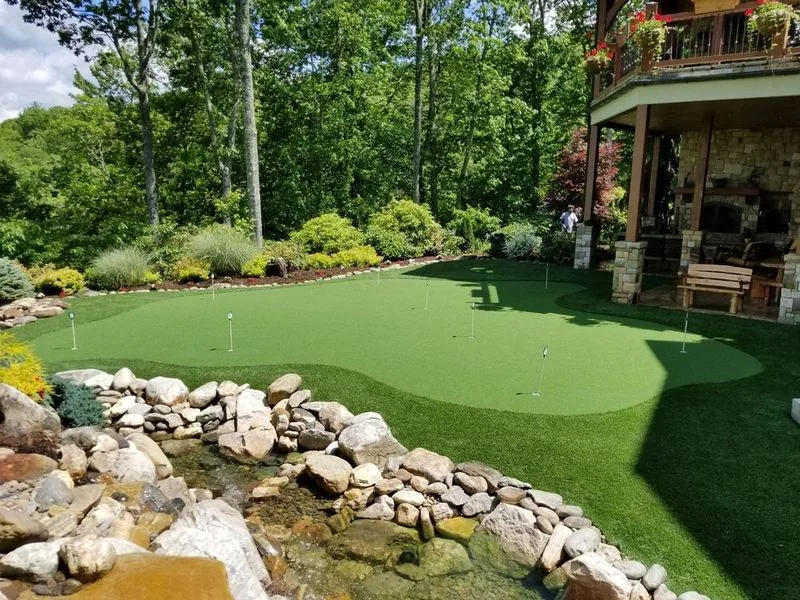 Putting green residencial junto a alberca