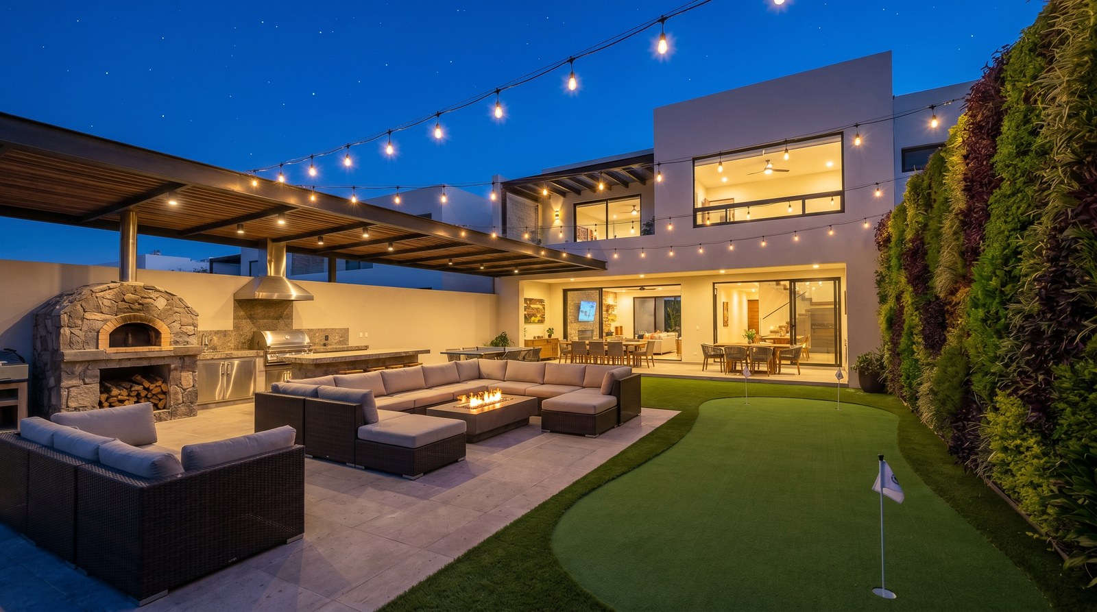 Outdoor kitchen y fire pit integrados al jardín de lujo en residencia premium México 2026 — outdoor entertainment lounge premium