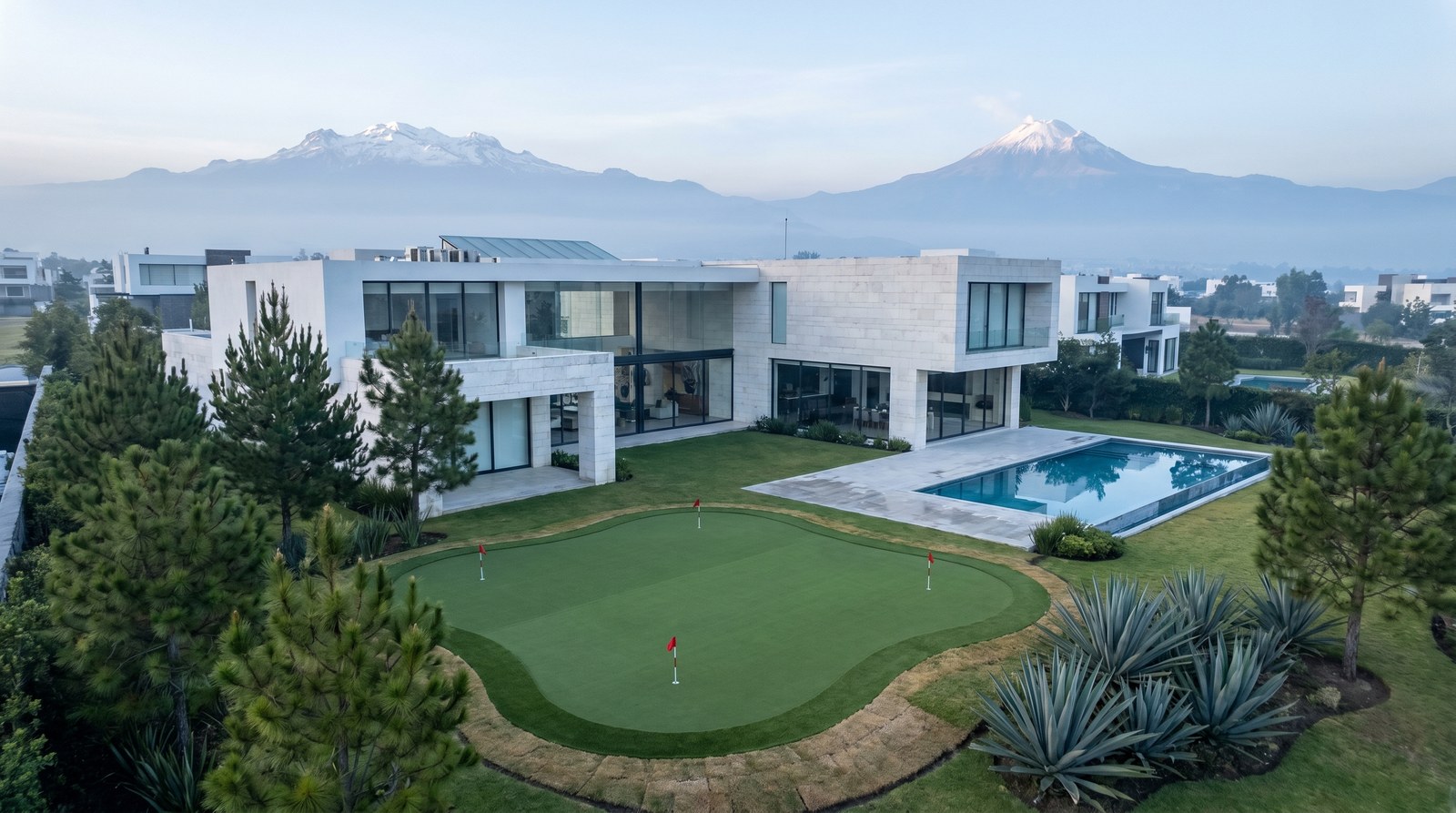 Putting green premium instalado en residencia de Lomas de Angelópolis Puebla con vista a los volcanes Iztaccíhuatl y Popocatépetl